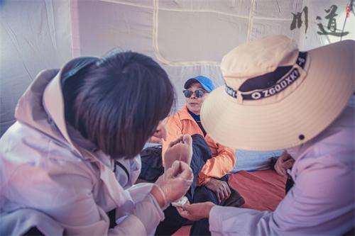 敦煌沙漠徒步时脚起水泡了怎么办.jpg